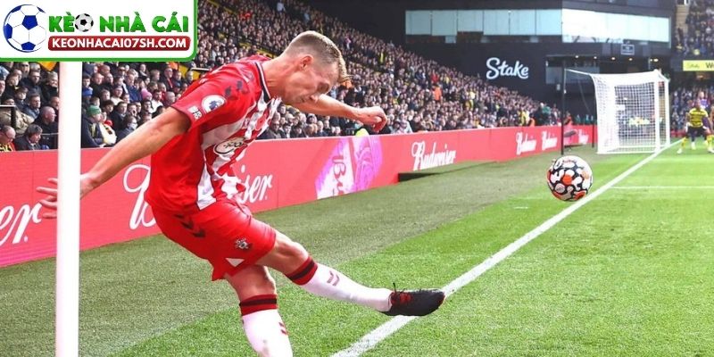 Kèo Phạt Góc 3 Chiều – Cách Đọc Và Lựa Chọn Chuẩn Xác 2 Người chơi phân tích thông tin về Kèo phạt góc 3 chiều